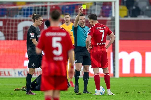 28.02.2025, Fußball, Fortuna Düsseldorf - SpVgg Greuther Fürth, 2.. Fußball Bundesliga, 24. Spieltag, Merkur Spiel-Arena, Saison 2024 2025: Dzenan Pejcinovic (Fortuna Düsseldorf 7) Gelbe Karte DFB regulations prohibit any use of photographs as image sequences and or quasi-video. Nordrhein-Westfalen Deutschland