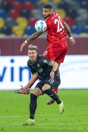 28.02.2025, Fußball, Fortuna Düsseldorf - SpVgg Greuther Fürth, 2.. Fußball Bundesliga, 24. Spieltag, Merkur Spiel-Arena, Saison 2024 2025: Jamil Siebert (Fortuna Düsseldorf 20) im Zweikampf gegen Felix Klaus (Greuther Fürth 30) DFB regulations prohibit any use of photographs as image sequences and or quasi-video. Nordrhein-Westfalen Deutschland