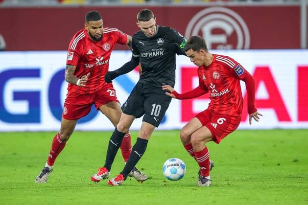 28.02.2025, Fußball, Fortuna Düsseldorf - SpVgg Greuther Fürth, 2.. Fußball Bundesliga, 24. Spieltag, Merkur Spiel-Arena, Saison 2024 2025: Jamil Siebert (Fortuna Düsseldorf 20) und Giovanni Haag (Fortuna Düsseldorf 6) im Zweikampf gegen Branimir Hrgota (Greuther Fürth 10) DFB regulations prohibit any use of photographs as image sequences and or quasi-video. Nordrhein-Westfalen Deutschland