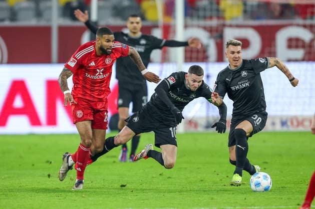 28.02.2025, Fußball, Fortuna Düsseldorf - SpVgg Greuther Fürth, 2.. Fußball Bundesliga, 24. Spieltag, Merkur Spiel-Arena, Saison 2024 2025: Jamil Siebert (Fortuna Düsseldorf 20) im Zweikampf gegen Branimir Hrgota (Greuther Fürth 10) und Felix Klaus (Greuther Fürth 30) DFB regulations prohibit any use of photographs as image sequences and or quasi-video. Nordrhein-Westfalen Deutschland