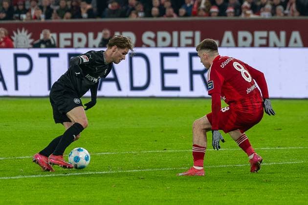28.02.2025, Fussball: 2. Bundesliga, Saison 2024 2025, 24. Spieltag, Fortuna Duesseldorf - SpVgg Greuther Fuerth in der Merkur Spiel Arena in Duesseldorf. Zweikampf zwischen Marco John (SpVgg Greuther Fuerth, 24) und Isak Bergmann Johannessson (Fortuna Duesseldorf, 08). Wichtiger Hinweis: Gemaess den Vorgaben der DFL Deutsche Fussball Liga bzw. des DFB Deutscher Fussball-Bund ist es untersagt, in dem Stadion und oder vom Spiel angefertigte Fotoaufnahmen in Form von Sequenzbildern und oder videoaehnlichen Fotostrecken zu verwerten bzw. verwerten zu lassen. Foto: Kirchner-Media Thomas Haesler