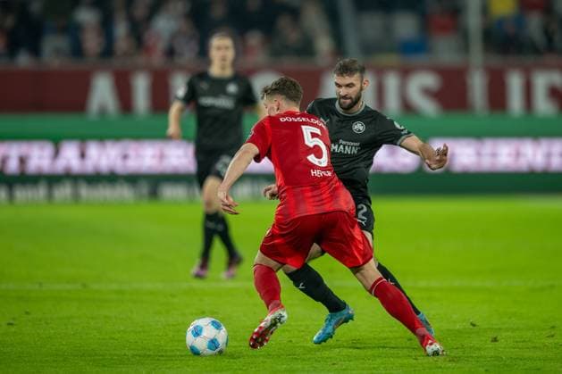 28.02.2025, Fussball: 2. Bundesliga, Saison 2024 2025, 24. Spieltag, Fortuna Duesseldorf - SpVgg Greuther Fuerth in der Merkur Spiel Arena in Duesseldorf. Zweikampf zwischen Moritz Heyer (Fortuna Duessledorf, 05) und Simon Asta (SpVgg Greuther Fuerth, 02). Wichtiger Hinweis: Gemaess den Vorgaben der DFL Deutsche Fussball Liga bzw. des DFB Deutscher Fussball-Bund ist es untersagt, in dem Stadion und oder vom Spiel angefertigte Fotoaufnahmen in Form von Sequenzbildern und oder videoaehnlichen Fotostrecken zu verwerten bzw. verwerten zu lassen. Foto: Kirchner-Media Thomas Haesler