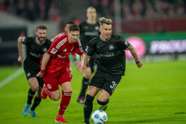 28.02.2025, Fussball: 2. Bundesliga, Saison 2024 2025, 24. Spieltag, Fortuna Duesseldorf - SpVgg Greuther Fuerth in der Merkur Spiel Arena in Duesseldorf. Zweikampf zwischen Moritz Heyer (Fortuna Duessledorf, 05) und Felix Klaus (SpVgg Greuther Fuerth, 30). Wichtiger Hinweis: Gemaess den Vorgaben der DFL Deutsche Fussball Liga bzw. des DFB Deutscher Fussball-Bund ist es untersagt, in dem Stadion und oder vom Spiel angefertigte Fotoaufnahmen in Form von Sequenzbildern und oder videoaehnlichen Fotostrecken zu verwerten bzw. verwerten zu lassen. Foto: Kirchner-Media Thomas Haesler