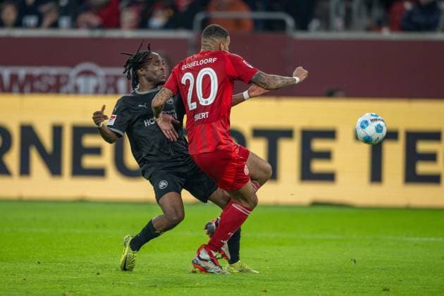 28.02.2025, Fussball: 2. Bundesliga, Saison 2024 2025, 24. Spieltag, Fortuna Duesseldorf - SpVgg Greuther Fuerth in der Merkur Spiel Arena in Duesseldorf. Zweikampf zwischen Noel Futkeu (SpVgg Greuther Fuerth, 09) und Jamil Siebert (Fortuna Duesseldorf, 20). Wichtiger Hinweis: Gemaess den Vorgaben der DFL Deutsche Fussball Liga bzw. des DFB Deutscher Fussball-Bund ist es untersagt, in dem Stadion und oder vom Spiel angefertigte Fotoaufnahmen in Form von Sequenzbildern und oder videoaehnlichen Fotostrecken zu verwerten bzw. verwerten zu lassen. Foto: Kirchner-Media Thomas Haesler