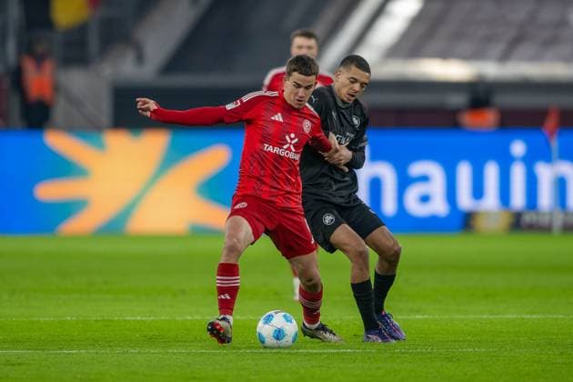 28.02.2025, Fussball: 2. Bundesliga, Saison 2024 2025, 24. Spieltag, Fortuna Duesseldorf - SpVgg Greuther Fuerth in der Merkur Spiel Arena in Duesseldorf. Zweikampf zwischen Giovanni Haag (Fortuna Duesseldorf, 06) und Maximilian Dietz (SpVgg Greuther Fuerth, 33). Wichtiger Hinweis: Gemaess den Vorgaben der DFL Deutsche Fussball Liga bzw. des DFB Deutscher Fussball-Bund ist es untersagt, in dem Stadion und oder vom Spiel angefertigte Fotoaufnahmen in Form von Sequenzbildern und oder videoaehnlichen Fotostrecken zu verwerten bzw. verwerten zu lassen. Foto: Kirchner-Media Thomas Haesler