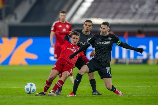 28.02.2025, Fussball: 2. Bundesliga, Saison 2024 2025, 24. Spieltag, Fortuna Duesseldorf - SpVgg Greuther Fuerth in der Merkur Spiel Arena in Duesseldorf. Zweikampf zwischen Giovanni Haag (Fortuna Duesseldorf, 06) und Branimir Hrgota (SpVgg Greuther Fuerth, 10). Dahinter Maximilian Dietz (SpVgg Greuther Fuerth, 33). Wichtiger Hinweis: Gemaess den Vorgaben der DFL Deutsche Fussball Liga bzw. des DFB Deutscher Fussball-Bund ist es untersagt, in dem Stadion und oder vom Spiel angefertigte Fotoaufnahmen in Form von Sequenzbildern und oder videoaehnlichen Fotostrecken zu verwerten bzw. verwerten zu lassen. Foto: Kirchner-Media Thomas Haesler