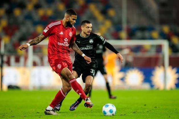 2. Fussball Bundesliga; Fortuna Düsseldorf 1895 - SpVgg Greuther Fürth; 28.02.2025 Jamil Siebert (Fortuna Düsseldorf, 20) am Ball 2. Fussball Bundesliga, Fortuna Düsseldorf 1895 - SpVgg Greuther Fürth, Düsseldorf, Merkur Spiel-Arena am 28.02.2025 DFL REGULATIONS PROHIBIT ANY USE OF PHOTOGRAPHS AS IMAGE SEQUENCES AND OR QUASI-VIDEO.