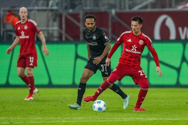 28.02.2025, Fussball: 2. Bundesliga, Saison 2024 2025, 24. Spieltag, Fortuna Duesseldorf - SpVgg Greuther Fuerth in der Merkur Spiel Arena in Duesseldorf. Zweikampf zwischen Julian Green (SpVgg Greuther Fuerth, 37) und Shinta Appelkamp (Fortuna Duesseldorf, 23). Dahinter Valgeir Lunddal Fridriksson (Fortuna Duesseldorf, 12). Wichtiger Hinweis: Gemaess den Vorgaben der DFL Deutsche Fussball Liga bzw. des DFB Deutscher Fussball-Bund ist es untersagt, in dem Stadion und oder vom Spiel angefertigte Fotoaufnahmen in Form von Sequenzbildern und oder videoaehnlichen Fotostrecken zu verwerten bzw. verwerten zu lassen. Foto: Kirchner-Media Thomas Haesler