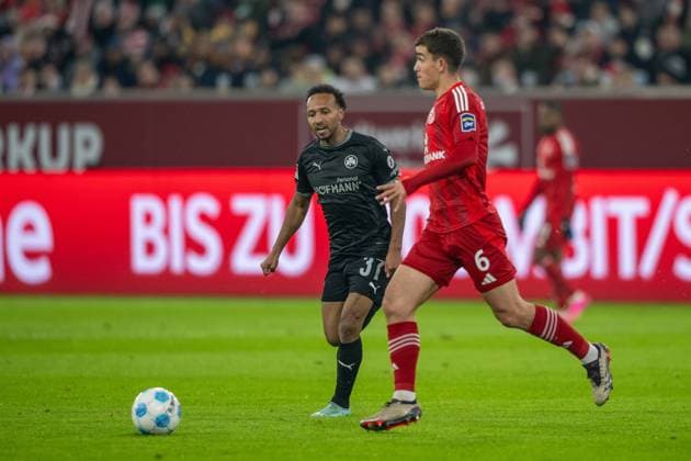 28.02.2025, Fussball: 2. Bundesliga, Saison 2024 2025, 24. Spieltag, Fortuna Duesseldorf - SpVgg Greuther Fuerth in der Merkur Spiel Arena in Duesseldorf. Zweikampf zwischen Julian Green (SpVgg Greuther Fuerth, 37) und Giovanni Haag (Fortuna Duesseldorf, 06). Wichtiger Hinweis: Gemaess den Vorgaben der DFL Deutsche Fussball Liga bzw. des DFB Deutscher Fussball-Bund ist es untersagt, in dem Stadion und oder vom Spiel angefertigte Fotoaufnahmen in Form von Sequenzbildern und oder videoaehnlichen Fotostrecken zu verwerten bzw. verwerten zu lassen. Foto: Kirchner-Media Thomas Haesler