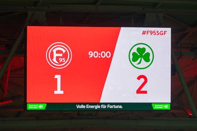 28.02.2025, Fussball: 2. Bundesliga, Saison 2024 2025, 24. Spieltag, Fortuna Duesseldorf - SpVgg Greuther Fuerth in der Merkur Spiel Arena in Duesseldorf. Die Fortuna verliert ihr Heimspiel mit 1:2 gegen die SpVgg Greuther Fuerth. Wichtiger Hinweis: Gemaess den Vorgaben der DFL Deutsche Fussball Liga bzw. des DFB Deutscher Fussball-Bund ist es untersagt, in dem Stadion und oder vom Spiel angefertigte Fotoaufnahmen in Form von Sequenzbildern und oder videoaehnlichen Fotostrecken zu verwerten bzw. verwerten zu lassen. Foto: Kirchner-Media Thomas Haesler