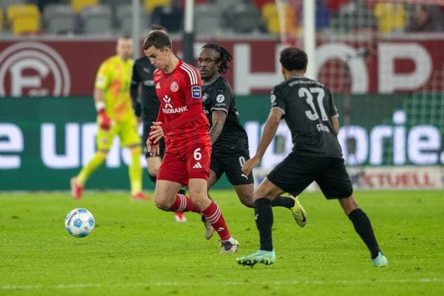 28.02.2025, Fussball: 2. Bundesliga, Saison 2024 2025, 24. Spieltag, Fortuna Duesseldorf - SpVgg Greuther Fuerth in der Merkur Spiel Arena in Duesseldorf. Zweikampf zwischen Giovanni Haag (Fortuna Duesseldorf, 06) und Noel Futkeu (SpVgg Greuther Fuerth, 09). Davor Julian Green (SpVgg Greuther Fuerth, 37). Wichtiger Hinweis: Gemaess den Vorgaben der DFL Deutsche Fussball Liga bzw. des DFB Deutscher Fussball-Bund ist es untersagt, in dem Stadion und oder vom Spiel angefertigte Fotoaufnahmen in Form von Sequenzbildern und oder videoaehnlichen Fotostrecken zu verwerten bzw. verwerten zu lassen. Foto: Kirchner-Media Thomas Haesler