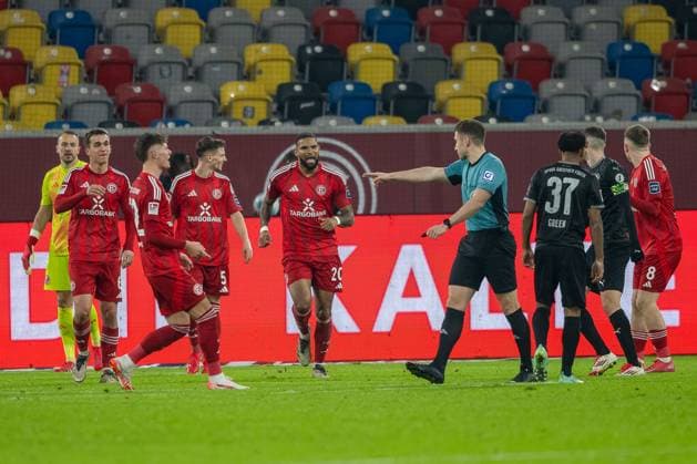 28.02.2025, Fussball: 2. Bundesliga, Saison 2024 2025, 24. Spieltag, Fortuna Duesseldorf - SpVgg Greuther Fuerth in der Merkur Spiel Arena in Duesseldorf. Die Elfmeterentscheidung durch Schiedsrichter Eric Weisbach koennen die Duesseldorfer Spieler nicht verstehen. Wichtiger Hinweis: Gemaess den Vorgaben der DFL Deutsche Fussball Liga bzw. des DFB Deutscher Fussball-Bund ist es untersagt, in dem Stadion und oder vom Spiel angefertigte Fotoaufnahmen in Form von Sequenzbildern und oder videoaehnlichen Fotostrecken zu verwerten bzw. verwerten zu lassen. Foto: Kirchner-Media Thomas Haesler