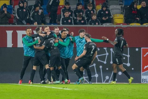 28.02.2025, Fussball: 2. Bundesliga, Saison 2024 2025, 24. Spieltag, Fortuna Duesseldorf - SpVgg Greuther Fuerth in der Merkur Spiel Arena in Duesseldorf. Die Fuerther Spieler bejubeln das Tor zum 2:1. Wichtiger Hinweis: Gemaess den Vorgaben der DFL Deutsche Fussball Liga bzw. des DFB Deutscher Fussball-Bund ist es untersagt, in dem Stadion und oder vom Spiel angefertigte Fotoaufnahmen in Form von Sequenzbildern und oder videoaehnlichen Fotostrecken zu verwerten bzw. verwerten zu lassen. Foto: Kirchner-Media Thomas Haesler