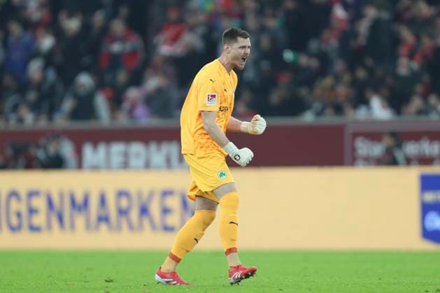 Torwart Lennart Grill (SpVgg Greuther Fürth) Torjubel, jubelt nach dem Treffer zum 1:2 waehrend des Spiels der 2. Bundesliga zwischen Fortuna Düsseldorf und SpVgg Greuther Fürth im Merkur Spiel-Arena am 28. February 2025 in Düsseldorf, Deutschland. (Foto von Oliver Kaelke DeFodi Images) +++ Torwart Lennart Grill (SpVgg Greuther Fürth) celebrates after his team s second goal during the 2. Bundesliga match between Fortuna Düsseldorf and SpVgg Greuther Fürth at Merkur Spiel-Arena on February 28, 2025 in Düsseldorf, Germany. (Photo by Oliver Kaelke DeFodi Images) DFB DFL REGULATIONS PROHIBIT ANY USE OF PHOTOGRAPHS AS IMAGE SEQUENCES AND OR QUASI-VIDEO. (Photo by Oliver Kaelke DeFodi Images)
