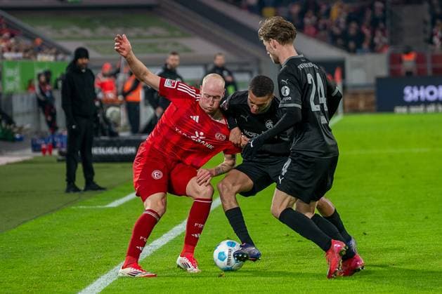 28.02.2025, Fussball: 2. Bundesliga, Saison 2024 2025, 24. Spieltag, Fortuna Duesseldorf - SpVgg Greuther Fuerth in der Merkur Spiel Arena in Duesseldorf. Zweikampf zwischen Valgeir Lunddal Fridriksson (Fortuna Duesseldorf, 12), Maximilian Dietz (SpVgg Greuther Fuerth, 33) und Marco John (SpVgg Greuther Fuerth, 24). Wichtiger Hinweis: Gemaess den Vorgaben der DFL Deutsche Fussball Liga bzw. des DFB Deutscher Fussball-Bund ist es untersagt, in dem Stadion und oder vom Spiel angefertigte Fotoaufnahmen in Form von Sequenzbildern und oder videoaehnlichen Fotostrecken zu verwerten bzw. verwerten zu lassen. Foto: Kirchner-Media Thomas Haesler