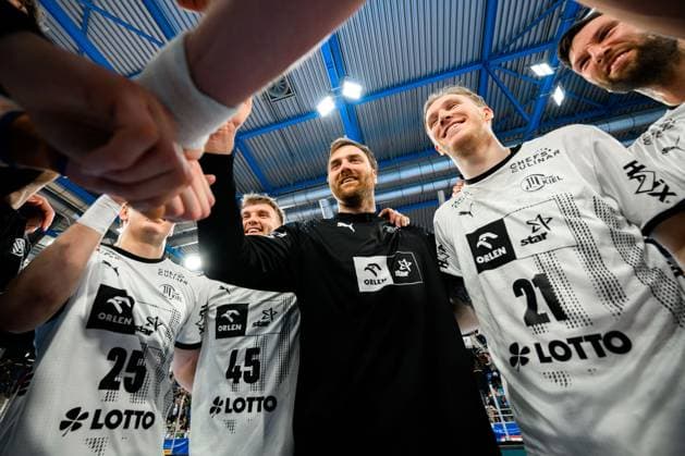 Sport Themen der Woche KW09 Sport Bilder des Tages Bietigheim: HBL - 24 25 - SG BBM Bietigheim - THW Kiel die Mannschaft von Kiel, Emil Wernsdorf Madsen (THW Kiel), Torhueter Andreas Wolff (THW Kiel), Eric Johansson (THW Kiel) Schlussjubel Schlußjubel Emotion Freude Bietigheim-Bissingen Egetrans Arena Baden-Württemberg Deutschland *** Bietigheim HBL 24 25 SG BBM Bietigheim THW Kiel the team from Kiel, Emil Wernsdorf Madsen THW Kiel , Goalkeeper Andreas Wolff THW Kiel , Eric Johansson THW Kiel Final cheer Final cheer Emotion Joy Bietigheim Bissingen Egetrans Arena Baden Württemberg Germany
