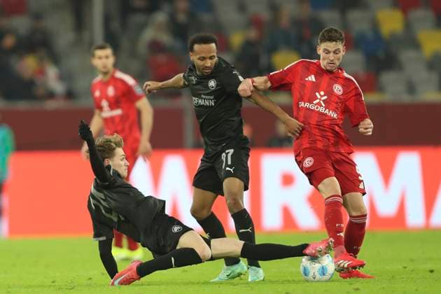 Marco John (SpVgg Greuther Fürth), Julian Green (SpVgg Greuther Fürth) und Moritz Heyer (Fortuna Duesseldorf) im Zweikampf waehrend des Spiels der 2. Bundesliga zwischen Fortuna Düsseldorf und SpVgg Greuther Fürth im Merkur Spiel-Arena am 28. February 2025 in Düsseldorf, Deutschland. (Foto von Oliver Kaelke DeFodi Images) +++ Marco John (SpVgg Greuther Fürth), Julian Green (SpVgg Greuther Fürth) und Moritz Heyer (Fortuna Duesseldorf) battle for the ball during the 2. Bundesliga match between Fortuna Düsseldorf and SpVgg Greuther Fürth at Merkur Spiel-Arena on February 28, 2025 in Düsseldorf, Germany. (Photo by Oliver Kaelke DeFodi Images) DFB DFL REGULATIONS PROHIBIT ANY USE OF PHOTOGRAPHS AS IMAGE SEQUENCES AND OR QUASI-VIDEO. (Photo by Oliver Kaelke DeFodi Images)