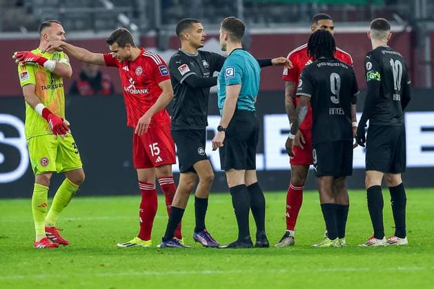 28.02.2025, Fußball, Fortuna Düsseldorf - SpVgg Greuther Fürth, 2.. Fußball Bundesliga, 24. Spieltag, Merkur Spiel-Arena, Saison 2024 2025: Rudelbildung um Schiedsrichter Eric Weisbach nach Foulspiel an Felix Klaus (Greuther Fürth 30), Mit dabei sind Noel Futkeu (Greuther Fürth 9), Branimir Hrgota (Greuther Fürth 10), Tim Oberdorf (Fortuna Düsseldorf 15), Jamil Siebert (Fortuna Düsseldorf 20) und Torwart Florian Kastenmeier (Fortuna Düsseldorf 33) DFB regulations prohibit any use of photographs as image sequences and or quasi-video. Nordrhein-Westfalen Deutschland