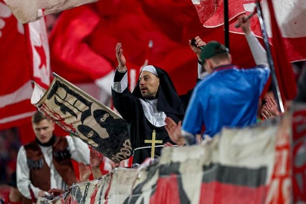 28.02.2025, Fußball, Fortuna Düsseldorf - SpVgg Greuther Fürth, 2.. Fußball Bundesliga, 24. Spieltag, Merkur Spiel-Arena, Saison 2024 2025: Fortuna-Fans in der Kurve feuern die Mannschaft an. Kostümierte Fans an Karneval im Fußballstadion. Verkleidet Kostüm als Nonne in der Fankurve DFB regulations prohibit any use of photographs as image sequences and or quasi-video. Nordrhein-Westfalen Deutschland