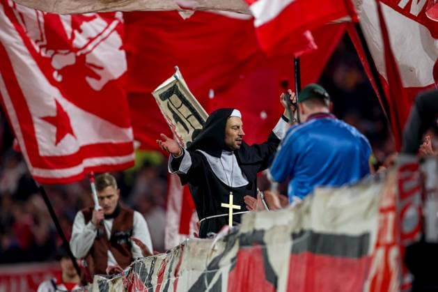 Sport Bilder des Tages 28.02.2025, Fußball, Fortuna Düsseldorf - SpVgg Greuther Fürth, 2.. Fußball Bundesliga, 24. Spieltag, Merkur Spiel-Arena, Saison 2024 2025: Fortuna-Fans in der Kurve feuern die Mannschaft an. Kostümierte Fans an Karneval im Fußballstadion. Verkleidet Kostüm als Nonne in der Fankurve DFB regulations prohibit any use of photographs as image sequences and or quasi-video. Nordrhein-Westfalen Deutschland