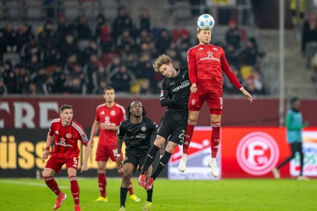 28.02.2025, Fussball: 2. Bundesliga, Saison 2024 2025, 24. Spieltag, Fortuna Duesseldorf - SpVgg Greuther Fuerth in der Merkur Spiel Arena in Duesseldorf. Jona Niemiec (Fortuna Duesseldorf, 18) gewinnt das Kopfballduell gegen Marco John (SpVgg Greuther Fuerth, 24). Wichtiger Hinweis: Gemaess den Vorgaben der DFL Deutsche Fussball Liga bzw. des DFB Deutscher Fussball-Bund ist es untersagt, in dem Stadion und oder vom Spiel angefertigte Fotoaufnahmen in Form von Sequenzbildern und oder videoaehnlichen Fotostrecken zu verwerten bzw. verwerten zu lassen. Foto: Kirchner-Media Thomas Haesler
