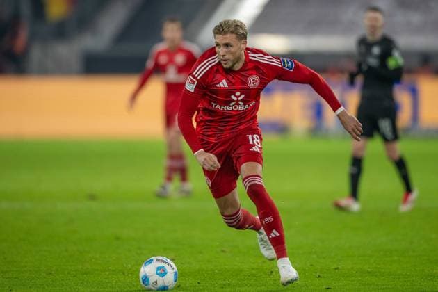 28.02.2025, Fussball: 2. Bundesliga, Saison 2024 2025, 24. Spieltag, Fortuna Duesseldorf - SpVgg Greuther Fuerth in der Merkur Spiel Arena in Duesseldorf. Jona Niemiec (Fortuna Duesseldorf, 18) im Sprint. Wichtiger Hinweis: Gemaess den Vorgaben der DFL Deutsche Fussball Liga bzw. des DFB Deutscher Fussball-Bund ist es untersagt, in dem Stadion und oder vom Spiel angefertigte Fotoaufnahmen in Form von Sequenzbildern und oder videoaehnlichen Fotostrecken zu verwerten bzw. verwerten zu lassen. Foto: Kirchner-Media Thomas Haesler
