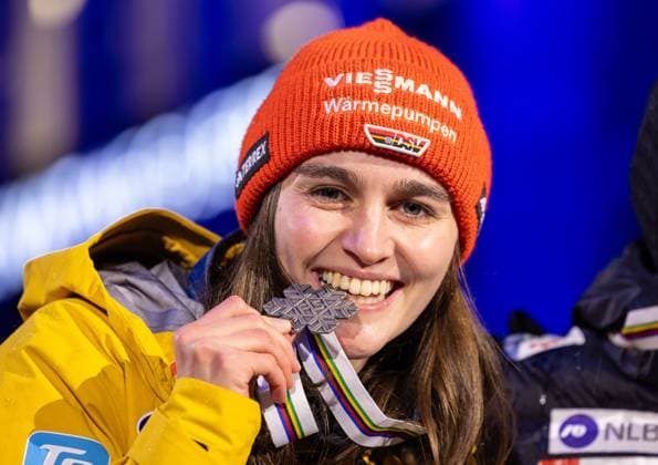 Sport Themen der Woche KW09 Sport Bilder des Tages NORDIC SKIING - FIS Nordic WC Trondheim 2025 TRONDHEIM,NORWAY,28.FEB.25 - NORDIC SKIING, Ski jumping, Skispringen, Ski, nordisch - FIS Nordic World Ski Championships, normal hill, ladies, medal plaza, award ceremony. Image shows Selina Freitag (GER). Keywords: medal.  GEPAxpictures xHaraldxSteiner