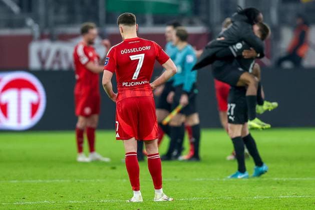 28.02.2025, Fußball, Fortuna Düsseldorf - SpVgg Greuther Fürth, 2.. Fußball Bundesliga, 24. Spieltag, Merkur Spiel-Arena, Saison 2024 2025: Enttäuschung bei Fortuna nach der 1:2 Niederlage. Die Mannschaft steht enttäuscht auf dem Spielfeld. Dzenan Pejcinovic (Fortuna Düsseldorf 7) DFB regulations prohibit any use of photographs as image sequences and or quasi-video. Nordrhein-Westfalen Deutschland