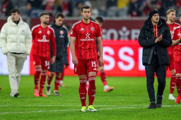 28.02.2025, Fußball, Fortuna Düsseldorf - SpVgg Greuther Fürth, 2.. Fußball Bundesliga, 24. Spieltag, Merkur Spiel-Arena, Saison 2024 2025: Enttäuschung bei Fortuna nach der 1:2 Niederlage. Die Mannschaft steht enttäuscht auf dem Spielfeld. Tim Oberdorf (Fortuna Düsseldorf 15) DFB regulations prohibit any use of photographs as image sequences and or quasi-video. Nordrhein-Westfalen Deutschland