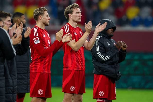 28.02.2025, Fußball, Fortuna Düsseldorf - SpVgg Greuther Fürth, 2.. Fußball Bundesliga, 24. Spieltag, Merkur Spiel-Arena, Saison 2024 2025: Enttäuschung bei Fortuna nach der 1:2 Niederlage. Die Mannschaft steht enttäuscht auf dem Spielfeld. Danny Schmidt (Fortuna Düsseldorf 22) Jona Niemiec (Fortuna Düsseldorf 18) DFB regulations prohibit any use of photographs as image sequences and or quasi-video. Nordrhein-Westfalen Deutschland