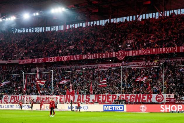 2. Fussball Bundesliga; Fortuna Düsseldorf 1895 - SpVgg Greuther Fürth; 28.02.2025 Banner in der Heimkurve vor Spielbeginn Fortunafans gegen Polizeiwillkür Polizei mehr Feind als jeder Gegner 2. Fussball Bundesliga, Fortuna Düsseldorf 1895 - SpVgg Greuther Fürth, Düsseldorf, Merkur Spiel-Arena am 28.02.2025 DFL REGULATIONS PROHIBIT ANY USE OF PHOTOGRAPHS AS IMAGE SEQUENCES AND OR QUASI-VIDEO.
