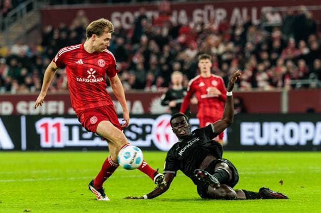 2. Fussball Bundesliga; Fortuna Düsseldorf 1895 - SpVgg Greuther Fürth; 28.02.2025 Zweikampf Vincent Vermeij (Fortuna Düsseldorf, 9), Joshua Quarshie (SpVgg Greuther Fürth, 15) 2. Fussball Bundesliga, Fortuna Düsseldorf 1895 - SpVgg Greuther Fürth, Düsseldorf, Merkur Spiel-Arena am 28.02.2025 DFL REGULATIONS PROHIBIT ANY USE OF PHOTOGRAPHS AS IMAGE SEQUENCES AND OR QUASI-VIDEO.
