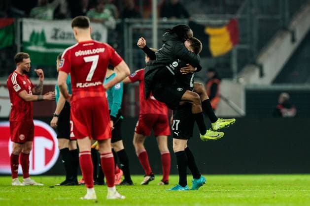 2. Fussball Bundesliga; Fortuna Düsseldorf 1895 - SpVgg Greuther Fürth; 28.02.2025 Noel Futkeu (SpVgg Greuther Fürth, 9) springt nach Abpfiff jubelnd Luca Itter (SpVgg Greuther Fürth, 27) in den Arm 2. Fussball Bundesliga, Fortuna Düsseldorf 1895 - SpVgg Greuther Fürth, Düsseldorf, Merkur Spiel-Arena am 28.02.2025 DFL REGULATIONS PROHIBIT ANY USE OF PHOTOGRAPHS AS IMAGE SEQUENCES AND OR QUASI-VIDEO.