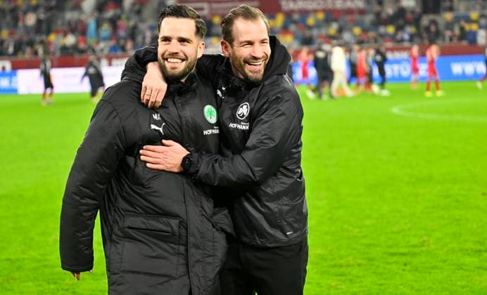Sport Bilder des Tages 28.02.2025 - Fussball - Saison 2024 2025 - 2. Fussball - Bundesliga - 24. Spieltag: Fortuna Düsseldorf F95 - SpVgg Greuther Fürth ( Kleeblatt ) - Sportfoto Zink - xwoxzix - DFL regulations prohibit any use of photographs as image sequences and or quasi-video - only for editorial use - Niko Gießelmann Giesselmann (17, SpVgg Greuther Fürth ) Jan Siewert ( Trainer SpVgg Greuther Fürth ) Jubel Freude nach Spielende