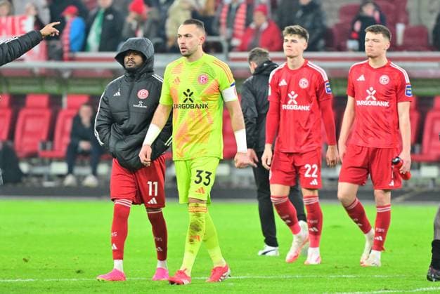 28.02.2025 - Fussball - Saison 2024 2025 - 2. Fussball - Bundesliga - 24. Spieltag: Fortuna Düsseldorf F95 - SpVgg Greuther Fürth ( Kleeblatt ) - Sportfoto Zink MeZi - xmexzix - DFL regulations prohibit any use of photographs as image sequences and or quasi-video - only for editorial use - Moritz Kwarteng (11, Fortuna Düsseldorf F95 ) Florian Kastenmeier (33, Fortuna Düsseldorf F95 ) enttäuscht Enttäuschung nach Spielende