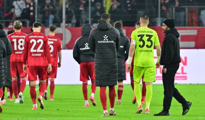 28.02.2025 - Fussball - Saison 2024 2025 - 2. Fussball - Bundesliga - 24. Spieltag: Fortuna Düsseldorf F95 - SpVgg Greuther Fürth ( Kleeblatt ) - Sportfoto Zink MeZi - xmexzix - DFL regulations prohibit any use of photographs as image sequences and or quasi-video - only for editorial use - Daniel Thioune (Chef-Trainer Trainer Fortuna Düsseldorf F95 ) enttäuscht Enttäuschung nach Spielende
