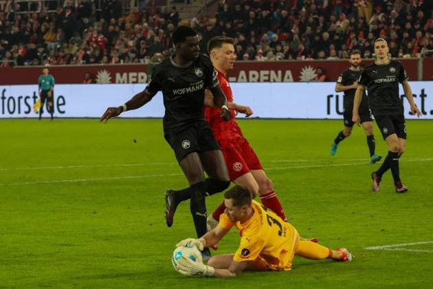 28.02.2025, xfanx, Fussball 2.Bundesliga, Fortuna Duesseldorf - SpVgg Greuther Fuerth v.l. im Zweikampf Joshua Quarshie (Greuther Fürth), Dzenan Pejcinovic (Fortuna Düsseldorf) und Torhüter Torhüter Lennart Grill (Greuther Fürth) (DFL DFB REGULATIONS PROHIBIT ANY USE OF PHOTOGRAPHS as IMAGE SEQUENCES and or QUASI-VIDEO) Duesseldorf