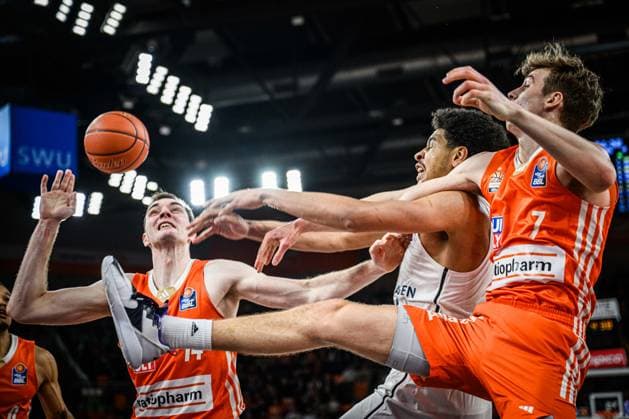 Sport Themen der Woche KW09 Sport Bilder des Tages Neu Ulm, Deutschland, 28.02.25: Philipp Herkenhoff (ratiopharm ulm), Sananda Frau (Basketball Loewen Braunschweig) und Tobias Brahe Jensen (ratiopharm ulm) im Zweikampf waehrend des Basketball Bundesliga Spiels zwischen ratiopharm ulm vs Basketball Loewen Braunschweig in der ratiopharm Arena am 28. Februar 2025 in Neu Ulm, Deutschland. (Foto von Harry Langer DeFodi Images) ratiopharm Arena, Germany, 28.02.25: Philipp Herkenhoff (ratiopharm ulm), Sananda Frau (Basketball Loewen Braunschweig) und Tobias Brahe Jensen (ratiopharm ulm) battle for the ball during the Basketball Bundesliga match between ratiopharm ulm vs Basketball Loewen Braunschweig at Neu Ulm on February 28, 2025 in ratiopharm Arena, Germany. (Photo by Harry Langer DeFodi Images) (Photo by Harry Langer DeFodi Images) *** Neu Ulm, Germany, 28 02 25 Philipp Herkenhoff ratiopharm ulm , Sananda Frau Basketball Loewen Braunschweig and Tobias Brahe Jensen ratiopharm ulm in a duel during the Basketball Bundesliga match between ratiopharm ulm vs Basketball Loewen Braunschweig at ratiopharm Arena on February 28, 2025 in Neu Ulm, Germany Photo by Harry Langer DeFodi Images ratiopharm Arena, Germany, 28 02 25 Philipp Herkenhoff ratiopharm ulm , Sananda Frau Basketball Loewen Braunschweig and Tobias Brahe Jensen ratiopharm ulm battle for the ball during the Basketball Bundesliga match between ratiopharm ulm vs Basketball Loewen Braunschweig at Neu Ulm on February 28, 2025 in ratiopharm Arena, Germany Photo by Harry Langer DeFodi Images Photo by Harry Langer DeFodi Images