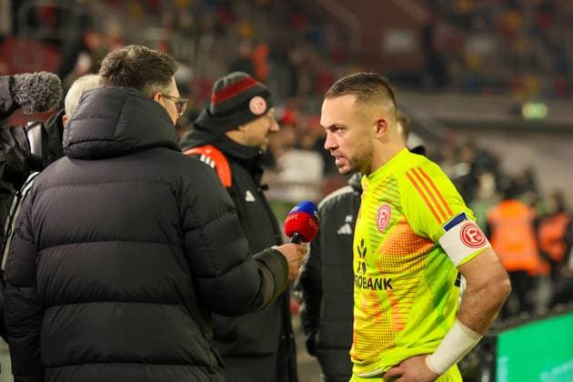 28.02.2025, xfanx, Fussball 2.Bundesliga, Fortuna Duesseldorf - SpVgg Greuther Fuerth v.l. Torhüter Florian Kastenmeier (Fortuna Düsseldorf) enttäuscht nach der Niederlage gegen Greuther Fürth beim Sky Interview (DFL DFB REGULATIONS PROHIBIT ANY USE OF PHOTOGRAPHS as IMAGE SEQUENCES and or QUASI-VIDEO) Duesseldorf