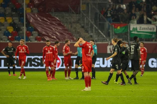 28.02.2025, xfanx, Fussball 2.Bundesliga, Fortuna Duesseldorf - SpVgg Greuther Fuerth v.l. Dzenan Pejcinovic (Fortuna Düsseldorf) enttäuscht auf dem Spielfeld (DFL DFB REGULATIONS PROHIBIT ANY USE OF PHOTOGRAPHS as IMAGE SEQUENCES and or QUASI-VIDEO) Duesseldorf