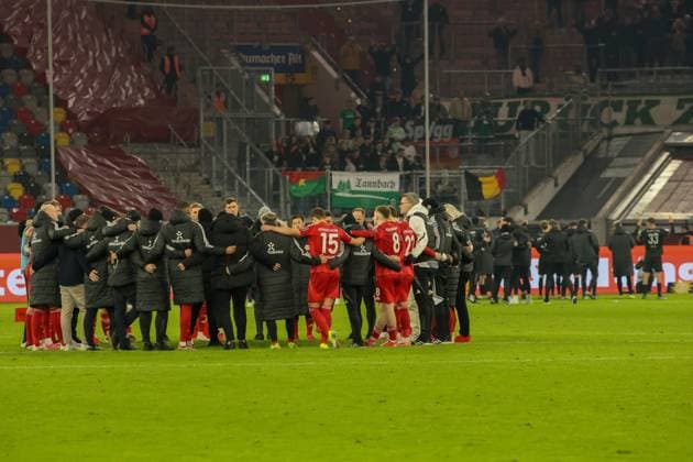 28.02.2025, xfanx, Fussball 2.Bundesliga, Fortuna Duesseldorf - SpVgg Greuther Fuerth v.l. Die Mannschaft von Fortuna Düsseldorf bildet einen Mannschaftskreis zum Schulterschluss (DFL DFB REGULATIONS PROHIBIT ANY USE OF PHOTOGRAPHS as IMAGE SEQUENCES and or QUASI-VIDEO) Duesseldorf