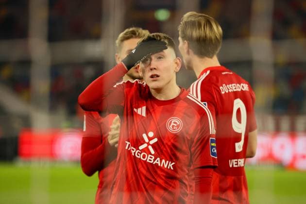 28.02.2025, xfanx, Fussball 2.Bundesliga, Fortuna Duesseldorf - SpVgg Greuther Fuerth v.l. Isak Bergmann Johannesson (Fortuna Düsseldorf) enttäuscht auf dem Spielfeld (DFL DFB REGULATIONS PROHIBIT ANY USE OF PHOTOGRAPHS as IMAGE SEQUENCES and or QUASI-VIDEO) Duesseldorf