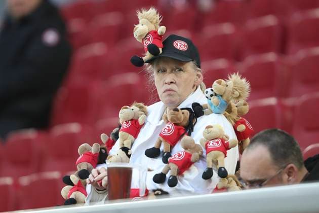 Fan von Fortuna Duesseldorf ist zu sehen waehrend des Spiels der 2. Bundesliga zwischen Fortuna Düsseldorf und SpVgg Greuther Fürth im Merkur Spiel-Arena am 28. February 2025 in Düsseldorf, Deutschland. (Foto von Oliver Kaelke DeFodi Images) +++ Supporter of Fortuna Duesseldorf is seen during the 2. Bundesliga match between Fortuna Düsseldorf and SpVgg Greuther Fürth at Merkur Spiel-Arena on February 28, 2025 in Düsseldorf, Germany. (Photo by Oliver Kaelke DeFodi Images) DFB DFL REGULATIONS PROHIBIT ANY USE OF PHOTOGRAPHS AS IMAGE SEQUENCES AND OR QUASI-VIDEO. (Photo by Oliver Kaelke DeFodi Images)