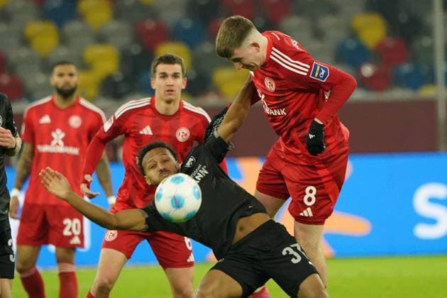 Fussball, 2.BL Saison 2024 2025 Fortuna Düsseldorf vs SpVgg Greuther Fürth ,28.02.2025 Merkur- Spiel-Arena Düsseldorf , Julian Grren, Greuther Fürth, Isak Bergmann Johannesson Fortuna Düsseldorf