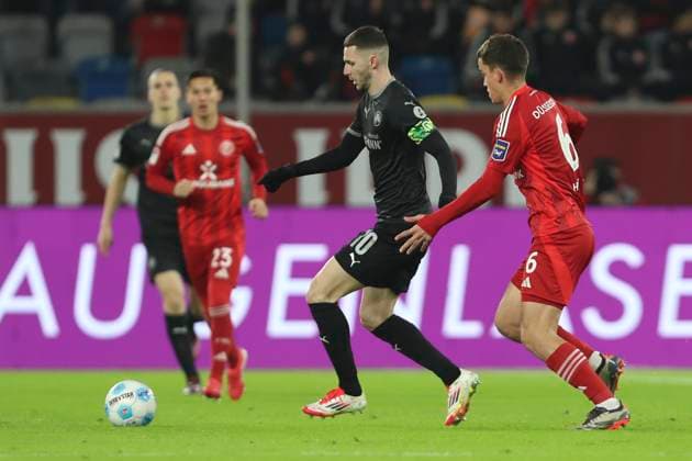 Branimir Hrgota (SpVgg Greuther Fürth) und Giovanni Haag (Fortuna Duesseldorf) im Zweikampf waehrend des Spiels der 2. Bundesliga zwischen Fortuna Düsseldorf und SpVgg Greuther Fürth im Merkur Spiel-Arena am 28. February 2025 in Düsseldorf, Deutschland. (Foto von Oliver Kaelke DeFodi Images) +++ Branimir Hrgota (SpVgg Greuther Fürth) und Giovanni Haag (Fortuna Duesseldorf) battle for the ball during the 2. Bundesliga match between Fortuna Düsseldorf and SpVgg Greuther Fürth at Merkur Spiel-Arena on February 28, 2025 in Düsseldorf, Germany. (Photo by Oliver Kaelke DeFodi Images) DFB DFL REGULATIONS PROHIBIT ANY USE OF PHOTOGRAPHS AS IMAGE SEQUENCES AND OR QUASI-VIDEO. (Photo by Oliver Kaelke DeFodi Images)