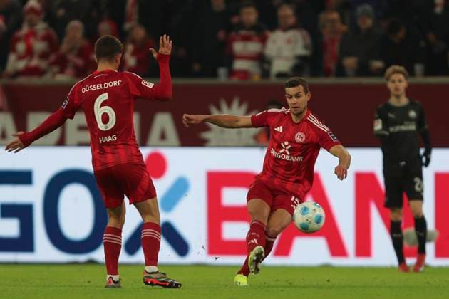Tim Oberdorf (Fortuna Duesseldorf) in Aktion, am Ball, Einzelaktion waehrend des Spiels der 2. Bundesliga zwischen Fortuna Düsseldorf und SpVgg Greuther Fürth im Merkur Spiel-Arena am 28. February 2025 in Düsseldorf, Deutschland. (Foto von Oliver Kaelke DeFodi Images) +++ Tim Oberdorf (Fortuna Duesseldorf) controls the ball during the 2. Bundesliga match between Fortuna Düsseldorf and SpVgg Greuther Fürth at Merkur Spiel-Arena on February 28, 2025 in Düsseldorf, Germany. (Photo by Oliver Kaelke DeFodi Images) DFB DFL REGULATIONS PROHIBIT ANY USE OF PHOTOGRAPHS AS IMAGE SEQUENCES AND OR QUASI-VIDEO. (Photo by Oliver Kaelke DeFodi Images)