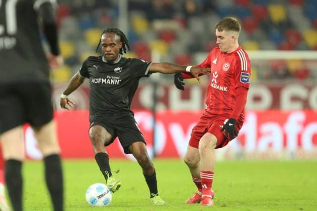Noel Futkeu (SpVgg Greuther Fürth) und Isak Bergmann Johannesson (Fortuna Duesseldorf) im Zweikampf waehrend des Spiels der 2. Bundesliga zwischen Fortuna Düsseldorf und SpVgg Greuther Fürth im Merkur Spiel-Arena am 28. February 2025 in Düsseldorf, Deutschland. (Foto von Oliver Kaelke DeFodi Images) +++ Noel Futkeu (SpVgg Greuther Fürth) und Isak Bergmann Johannesson (Fortuna Duesseldorf) battle for the ball during the 2. Bundesliga match between Fortuna Düsseldorf and SpVgg Greuther Fürth at Merkur Spiel-Arena on February 28, 2025 in Düsseldorf, Germany. (Photo by Oliver Kaelke DeFodi Images) DFB DFL REGULATIONS PROHIBIT ANY USE OF PHOTOGRAPHS AS IMAGE SEQUENCES AND OR QUASI-VIDEO. (Photo by Oliver Kaelke DeFodi Images)