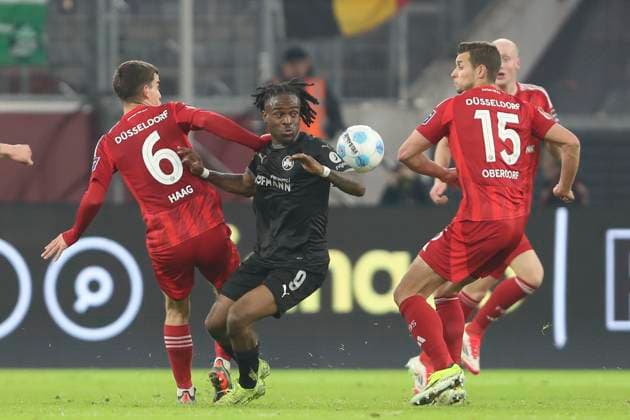Giovanni Haag (Fortuna Duesseldorf), Noel Futkeu (SpVgg Greuther Fürth) und Tim Oberdorf (Fortuna Duesseldorf) im Zweikampf waehrend des Spiels der 2. Bundesliga zwischen Fortuna Düsseldorf und SpVgg Greuther Fürth im Merkur Spiel-Arena am 28. February 2025 in Düsseldorf, Deutschland. (Foto von Oliver Kaelke DeFodi Images) +++ Giovanni Haag (Fortuna Duesseldorf), Noel Futkeu (SpVgg Greuther Fürth) und Tim Oberdorf (Fortuna Duesseldorf) battle for the ball during the 2. Bundesliga match between Fortuna Düsseldorf and SpVgg Greuther Fürth at Merkur Spiel-Arena on February 28, 2025 in Düsseldorf, Germany. (Photo by Oliver Kaelke DeFodi Images) DFB DFL REGULATIONS PROHIBIT ANY USE OF PHOTOGRAPHS AS IMAGE SEQUENCES AND OR QUASI-VIDEO. (Photo by Oliver Kaelke DeFodi Images)
