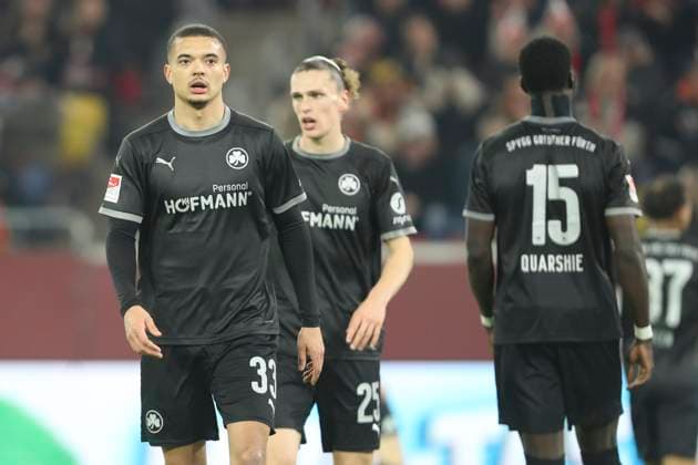 Maximilian Dietz (SpVgg Greuther Fürth) schaut waehrend des Spiels der 2. Bundesliga zwischen Fortuna Düsseldorf und SpVgg Greuther Fürth im Merkur Spiel-Arena am 28. February 2025 in Düsseldorf, Deutschland. (Foto von Oliver Kaelke DeFodi Images) +++ Maximilian Dietz (SpVgg Greuther Fürth) looks on during the 2. Bundesliga match between Fortuna Düsseldorf and SpVgg Greuther Fürth at Merkur Spiel-Arena on February 28, 2025 in Düsseldorf, Germany. (Photo by Oliver Kaelke DeFodi Images) DFB DFL REGULATIONS PROHIBIT ANY USE OF PHOTOGRAPHS AS IMAGE SEQUENCES AND OR QUASI-VIDEO. (Photo by Oliver Kaelke DeFodi Images)