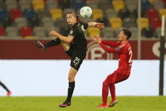 Noah Loosli (SpVgg Greuther Fürth) und Shinta Appelkamp (Fortuna Duesseldorf) im Zweikampf waehrend des Spiels der 2. Bundesliga zwischen Fortuna Düsseldorf und SpVgg Greuther Fürth im Merkur Spiel-Arena am 28. February 2025 in Düsseldorf, Deutschland. (Foto von Oliver Kaelke DeFodi Images) +++ Noah Loosli (SpVgg Greuther Fürth) und Shinta Appelkamp (Fortuna Duesseldorf) battle for the ball during the 2. Bundesliga match between Fortuna Düsseldorf and SpVgg Greuther Fürth at Merkur Spiel-Arena on February 28, 2025 in Düsseldorf, Germany. (Photo by Oliver Kaelke DeFodi Images) DFB DFL REGULATIONS PROHIBIT ANY USE OF PHOTOGRAPHS AS IMAGE SEQUENCES AND OR QUASI-VIDEO. (Photo by Oliver Kaelke DeFodi Images)